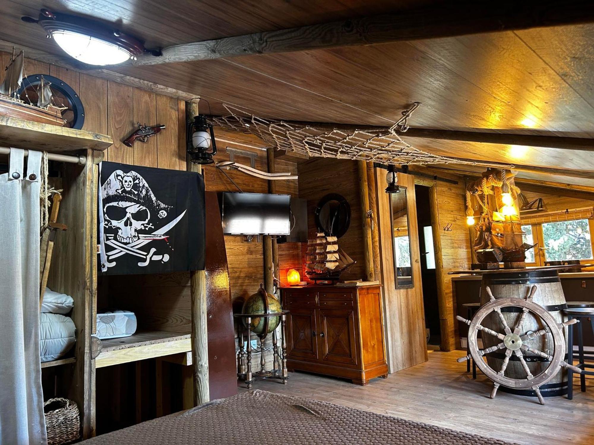 Les Chambres De Paulette Chambres A Theme Jack Sparrow Sainte-Marie-la-Mer Eksteriør billede